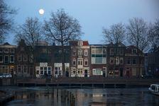 900025 Gezicht op de voorgevels van de huizen Bemuurde Weerd O.Z. 8 (rechts) - 15 te Utrecht, tijdens de schemering en ...